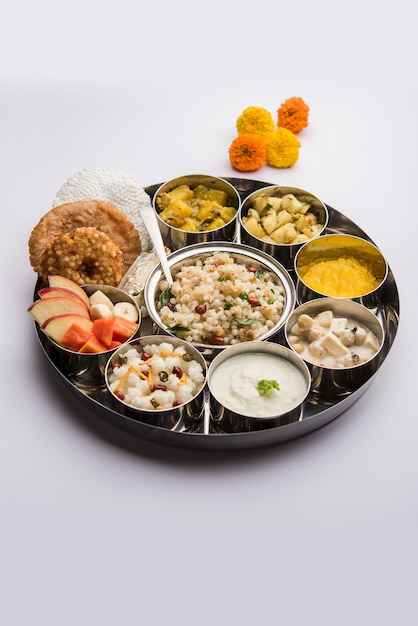 Navratri Upwas Thali / Prato de fast-food, foco seletivo