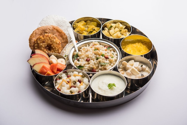 Navratri Upwas Thali / Prato de fast-food, foco seletivo