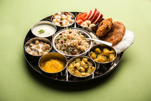 Navratri Upwas Thali / Prato de fast-food, foco seletivo