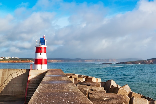 Navy Pier com farol e vista para o litoral. Sagres, Portugal.