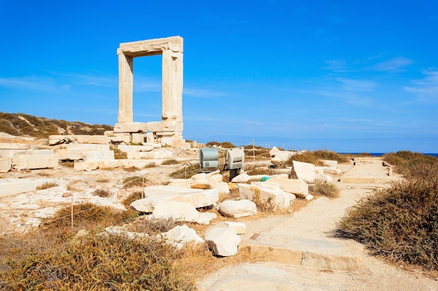 Naxos Portara ou portão de entrada do Templo de Apolo na ilha Palatia, perto da ilha Naxos, na Grécia