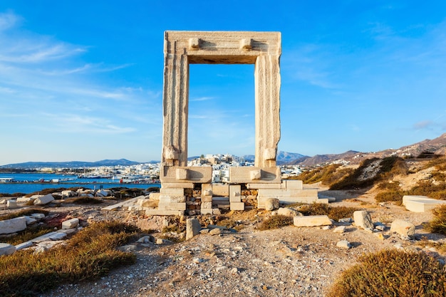 Naxos Portara ou portão de entrada do Templo de Apolo na ilha Palatia, perto da ilha Naxos, na Grécia