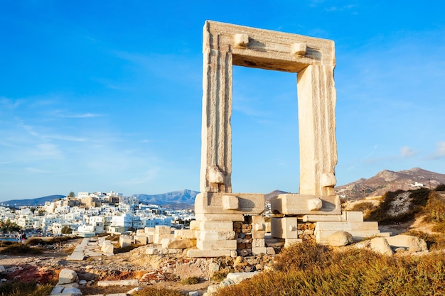 Naxos Portara ou portão de entrada do Templo de Apolo na ilha Palatia, perto da ilha Naxos, na Grécia