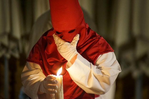 Foto un nazareno en penitencia durante la semana santa