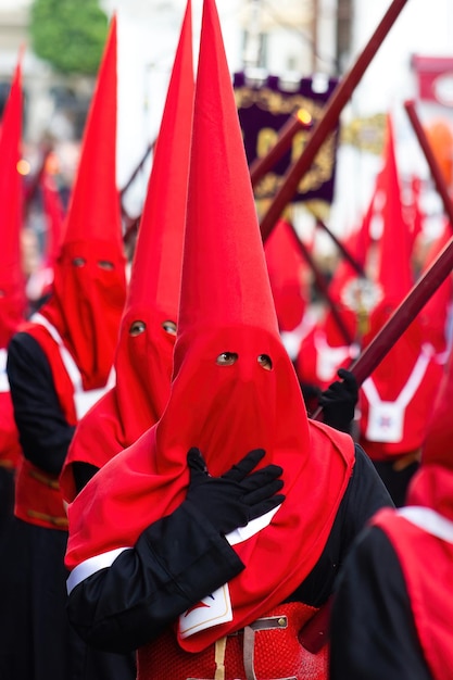 Foto nazarenos en procesión en la semana santa de andalucía españa