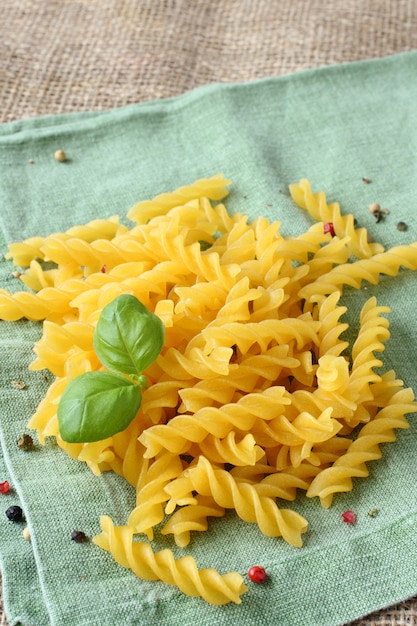 Ncooked glutenfreie fusilli-nudeln aus einer mischung von mais und reismehl