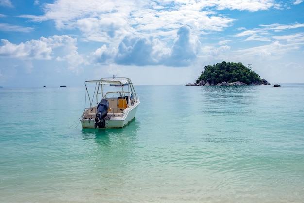 Âncora de lancha rápida na praia