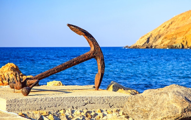 Âncora no porto na aldeia Panormos na ilha Grécia de Creta