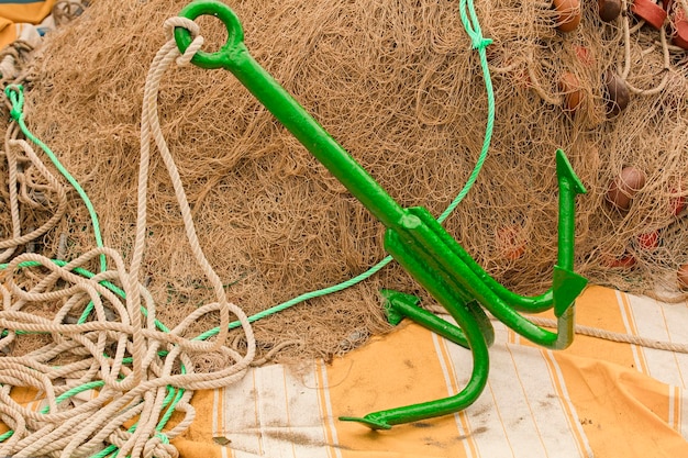 Âncora verde em flancos de pesca, redes de captura de peixe, material para trabalhar no Mar Mediterrâneo.