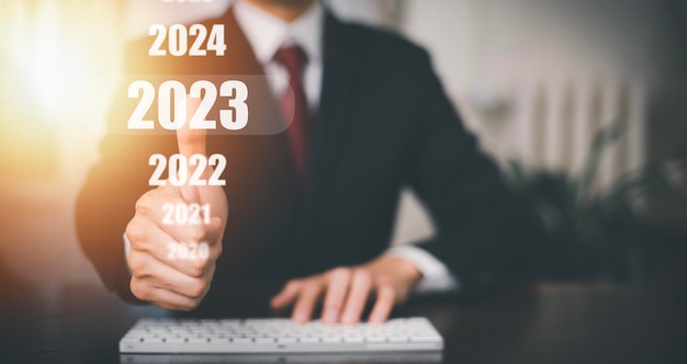 Änderungen in der Neuplanung Geschäftsmann Hand berühren auf 2023 JahreszahlNeujahrskonzept beginnen digitale TrendsIndustrie und Geschäftstrendstrategie Investitionen Geschäftsplanung und frohes neues Jahr