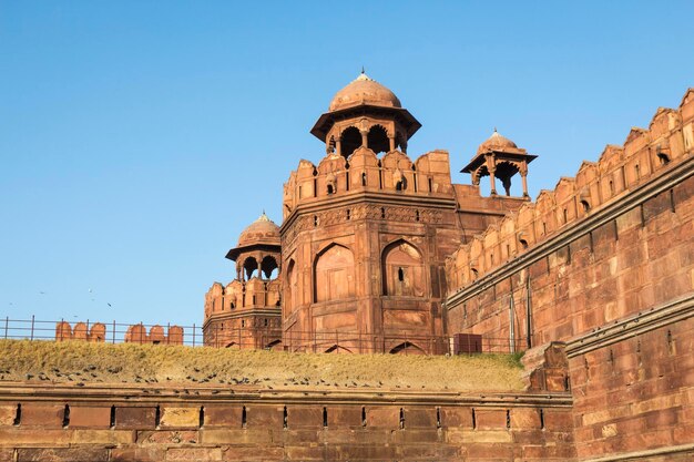 Índia delhi o Forte Vermelho à noite é um edifício histórico na área da velha delhi