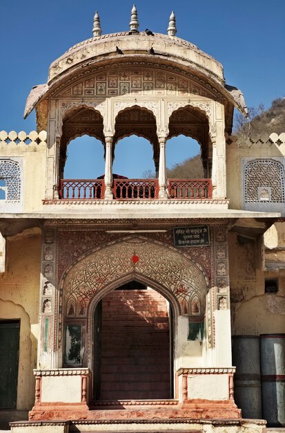 ÍNDIA, Rajastão, Jaipur, entrada de um templo hindu perto do Palácio Sisodia, a 11 km da cidade de Jaipur