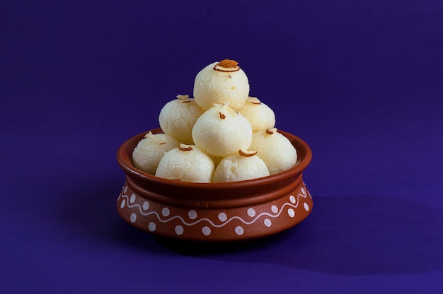 Ndian Sweet oder Dessert - Rasgulla im Tontopf