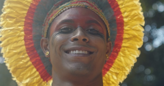 Índio da tribo Pataxó, com toucado de penas. Dia do índio. Índio brasileiro.