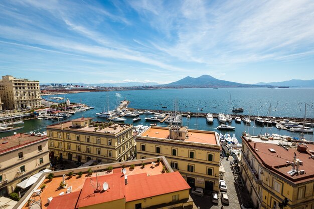 Neapel, Kampanien, Italien. Blick auf die Bucht, das Meer und den Vesuv