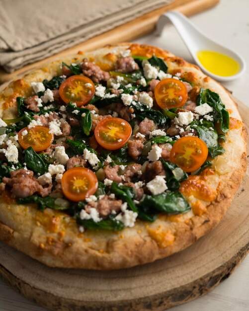 Foto neapolitanische pizza mit wurst und spinat