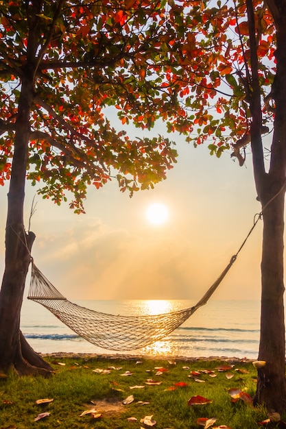 Neary Strand und Meer der Hängematte auf Sonnenaufgangzeit