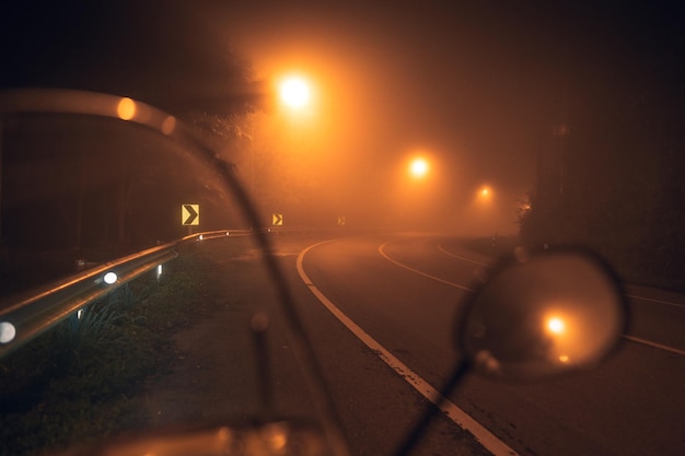 Nebel an der Nachtstraße und Orangenbäumen