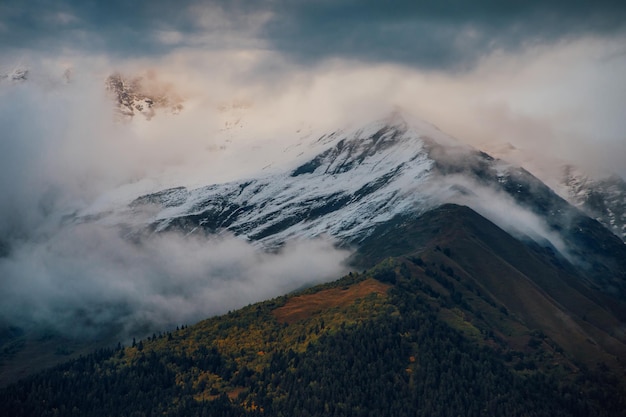 Nebel auf dem schneebedeckten Berghang