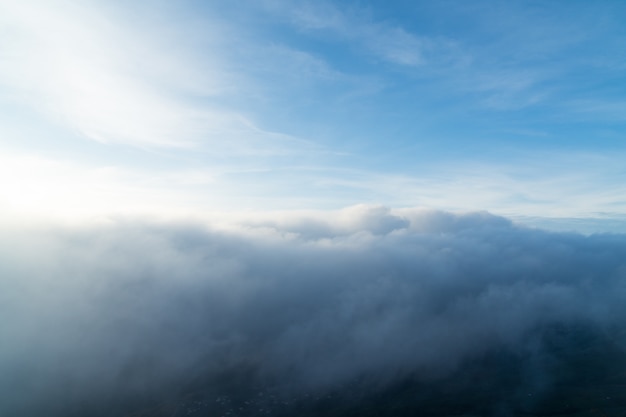 Foto nebel des berges am morgen.