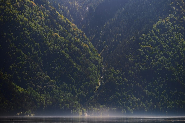 Nebel im Bergtal. Morgennebel über dem See im Altai-Gebirge.