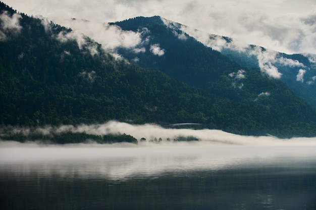 Nebel im Bergtal. Morgennebel über dem See im Altai-Gebirge.