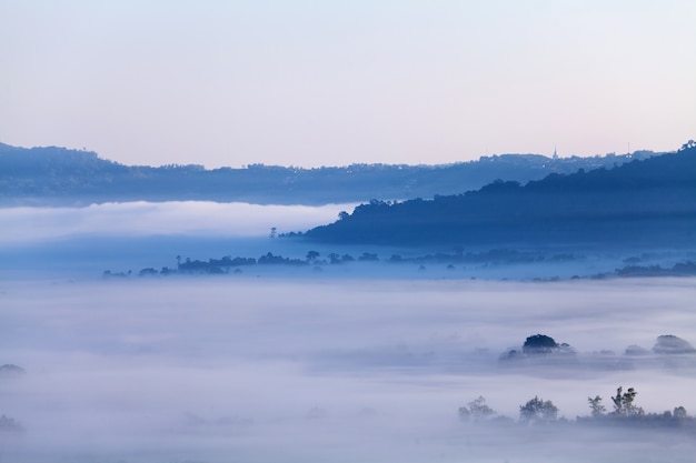 Nebel im Morgensonnenaufgang und -straße bei Khao Takhian Ngo View Point bei Khao-kho Phetchabun