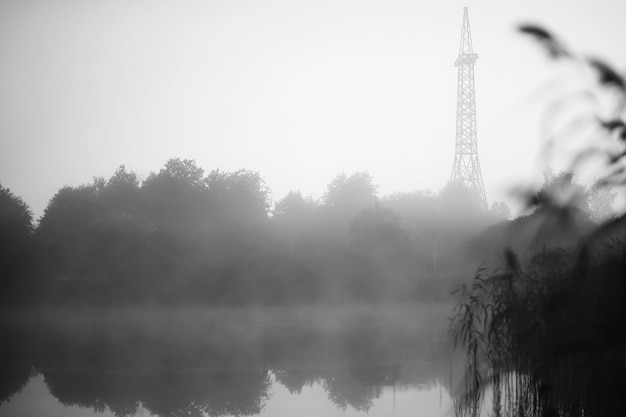 Nebel im See. Morgennaturwasser und weißer Nebel.