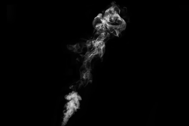 Nebel oder Rauch auf schwarzem Hintergrund isoliert Weißer Trübungsnebel oder Smoghintergrund