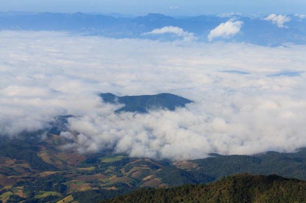 Nebel über dem Berg im Nationalpark Doi Inthanon Thailand