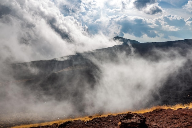 Nebel über dem Gipfel des Ätna in Catania Sizilien, Italien.