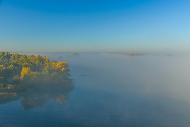 Nebel über dem Wasser an einem Fluss Dnjepr im Herbst