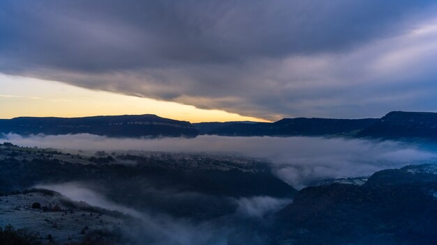 Nebel über Tarn-Tal in Millau, Frankreich