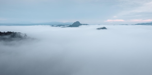 Nebel und Berge am Morgen