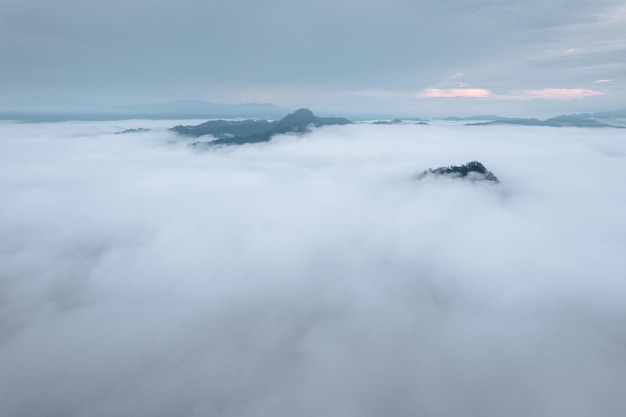 Nebel und Berge am Morgen