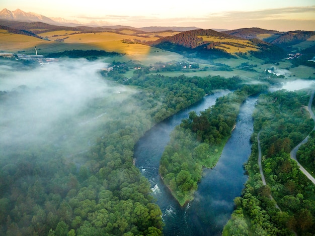 Nebel und Dunst bei Sonnenaufgang über dem Fluss Dunajec in Pieniny Polen Aerial Drone View