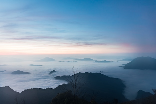 Nebel und Wolke Mountain Valley Landschaft