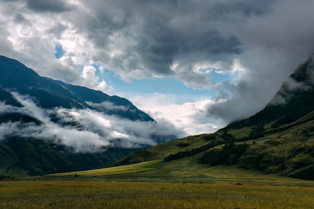 Nebel und Wolken über den Bergen