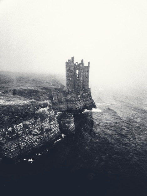 Nebelhafter Blick auf Keiss Castle, Schottland