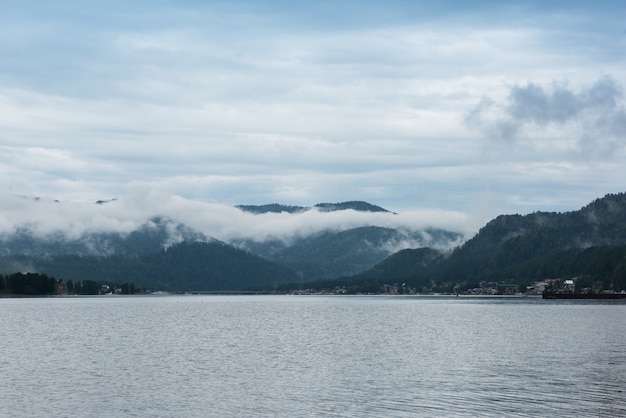 Nebelige Berge in der Nähe des Sees