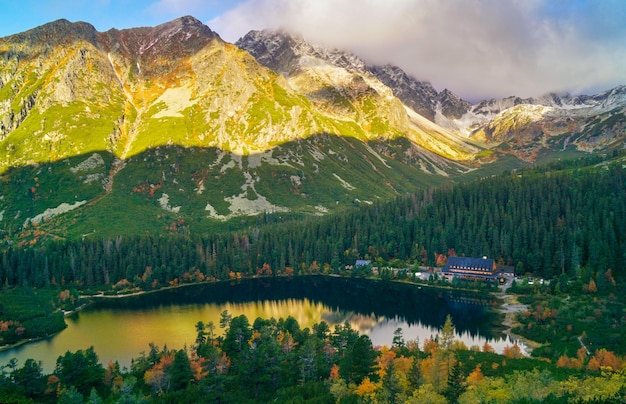 Nebelige Herbstmorgenlandschaft im Nationalpark See Popradske Pleso und Hotel oder Schutzhütte Hohe Tatra Westkarpaten Slowakei Beginnen Sie beliebte Wander- und Trekkingwege
