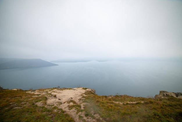 Nebeliger Fluss mit Klippenlandschaft