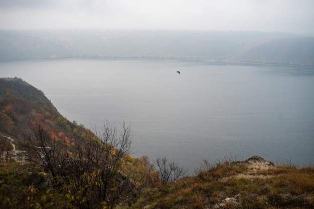 Nebeliger Fluss mit Klippenlandschaft