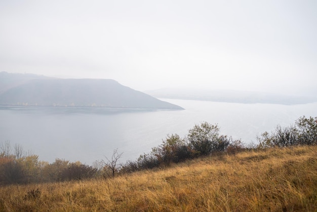 Nebeliger Fluss mit Klippenlandschaft