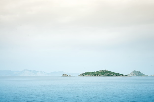 Nebeliger Gebirgsnebelinseln bedeckt mit Nebel, Seelandschaft des ruhigen Sees