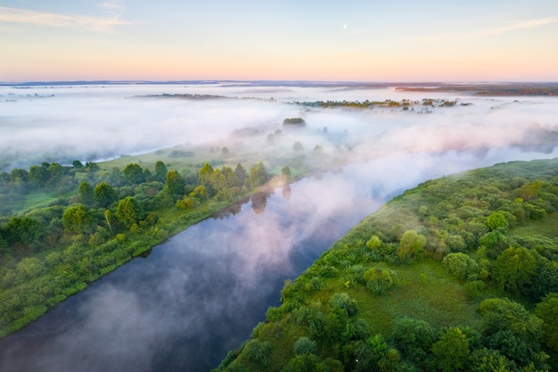 Nebeliger Morgen am Fluss Nioman, Weißrussland. Luftbild