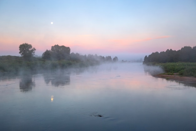 Nebeliger Morgen am Fluss Nioman, Weißrussland