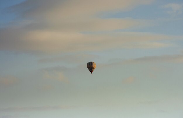 Nebeliger Morgen des Ballons in Cappadocia. Die Türkei verwischte Bilder