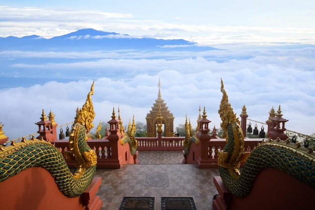 Nebelmeer Landschaft unter bewölktem blauen Himmel von Wat Phra That Doi Phra Chan in Lampang