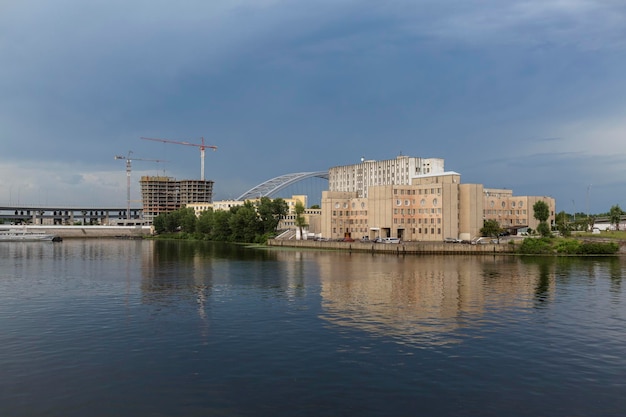 Neben einem postsowjetischen Gebäude entsteht am Fluss Dnipro in Kiew, Ukraine, ein Neubau